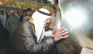 King Abdullah kisses the Black Stone